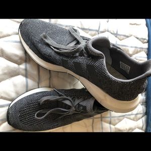 Men’s sz 11 Adidas tennis shoes